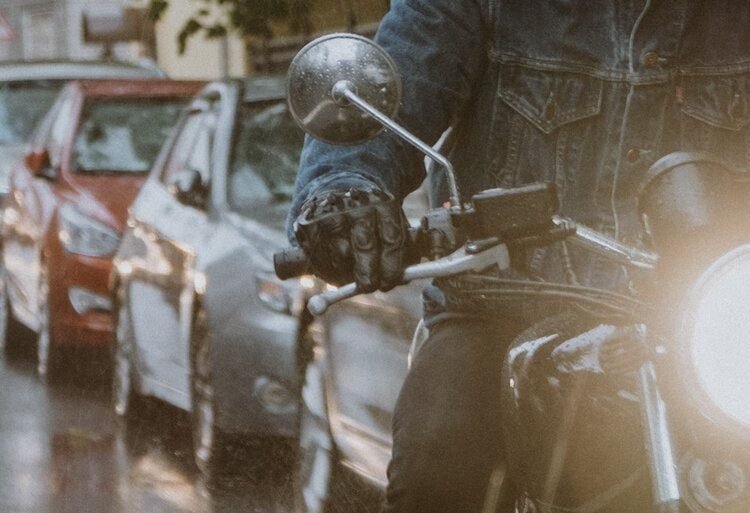 biker braking smoothly in the rain