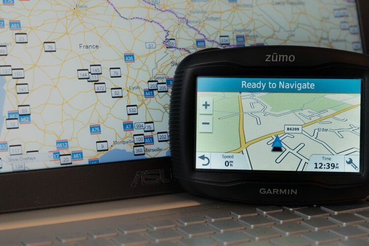 laptop and sat nav with basecamp