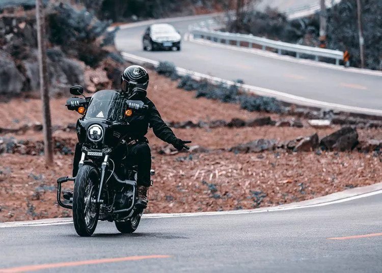 motorcycle wave - motorcycle touring etiquette