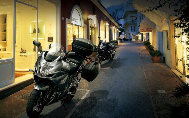suzuki gsx1250 parked up