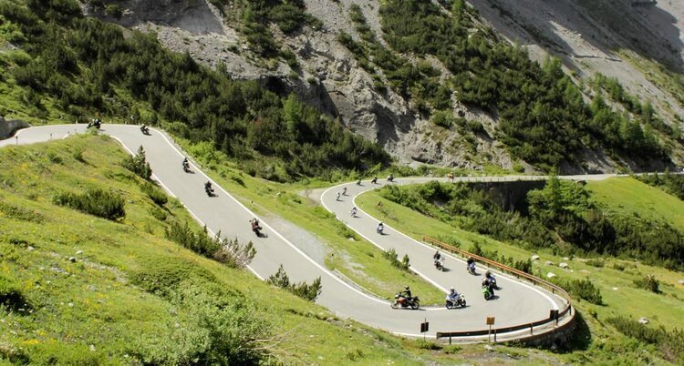 bikers - riding susten pass