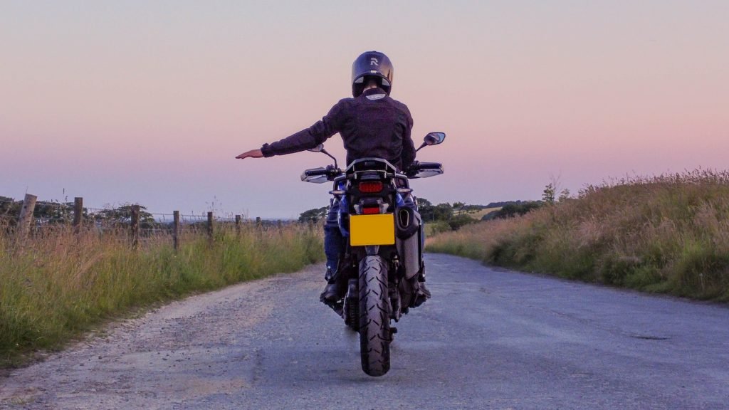 Biker code / hand signals: Turn left