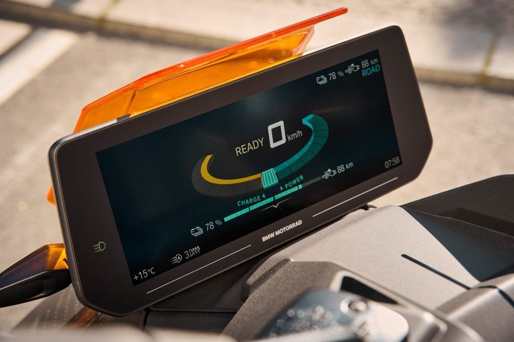 bmw tft display - test ride a motorcycle
