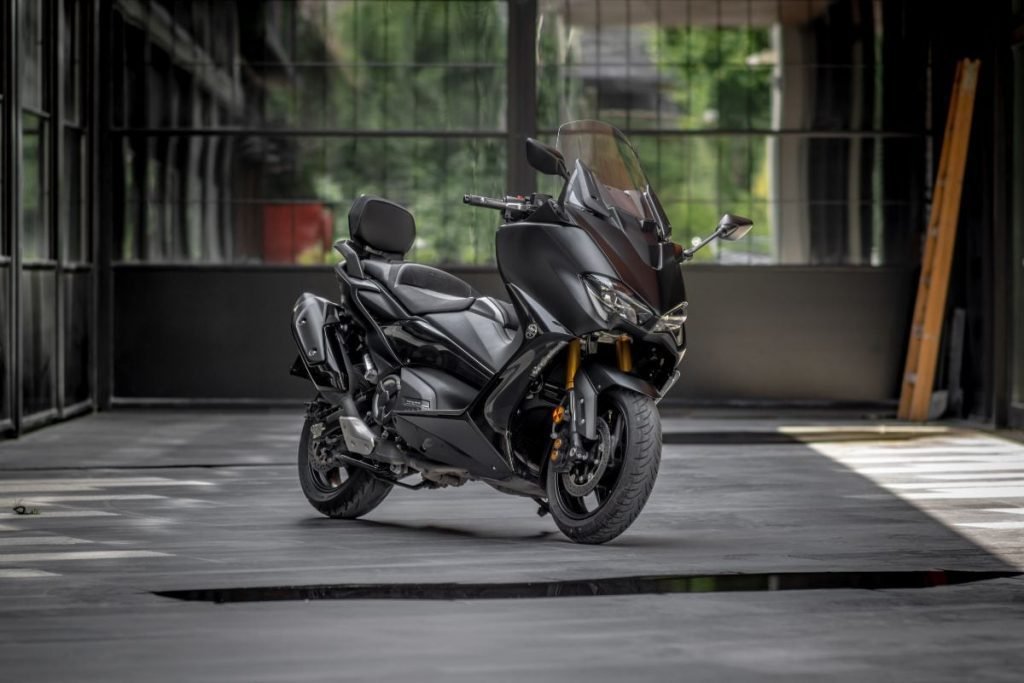 windshield on a motorcycle - protection on yamaha scooter